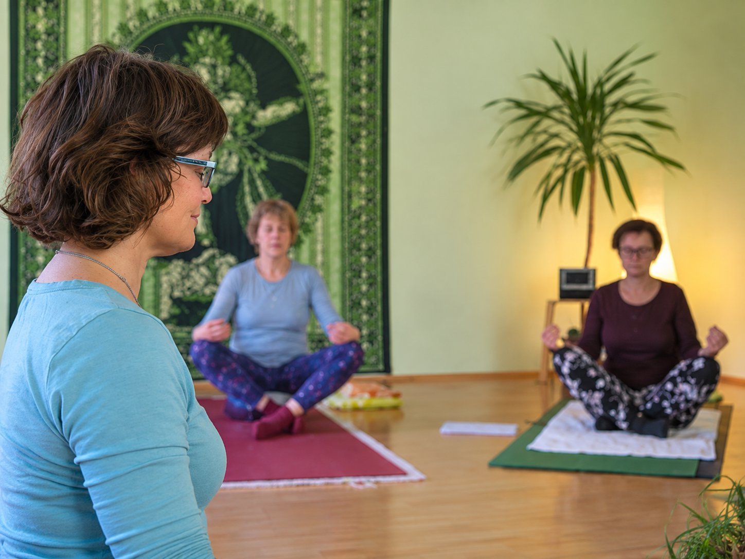 Yogamatte und Requisiten in einem Kursraum